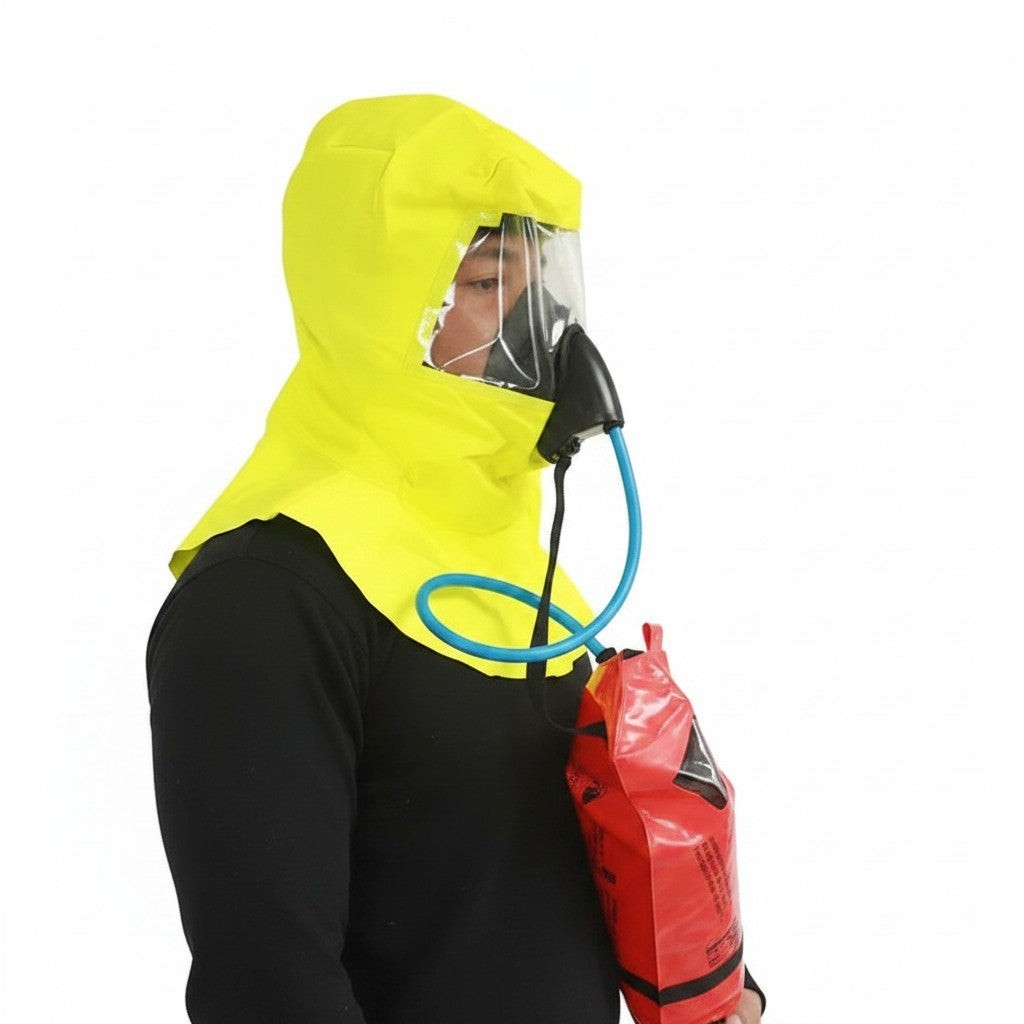 Persona usando GERF SAFETY EEBD15, aparato de respiración de emergencia amarillo con capucha y cilindro rojo de 15 min.