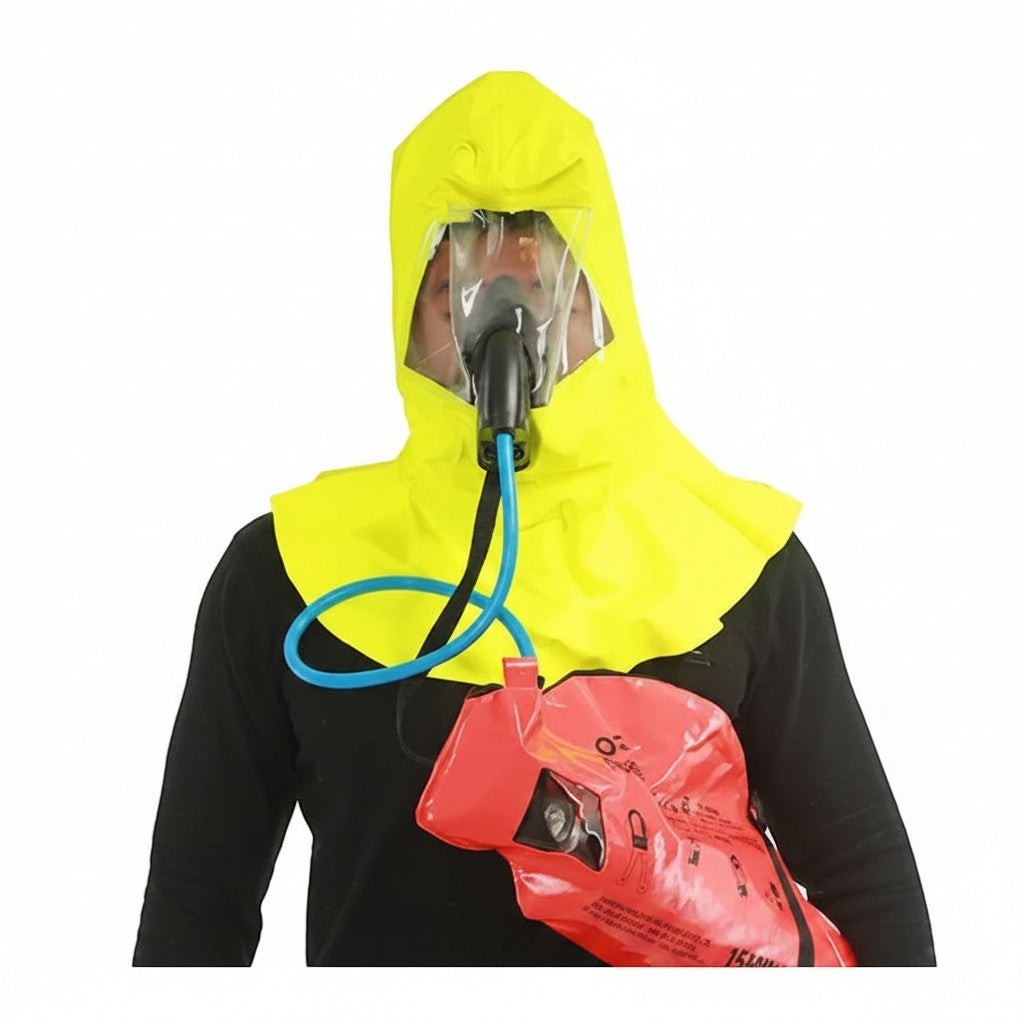 Persona usando GERF SAFETY EEBD con capucha amarilla de alta visibilidad y cilindro de aire rojo para emergencias