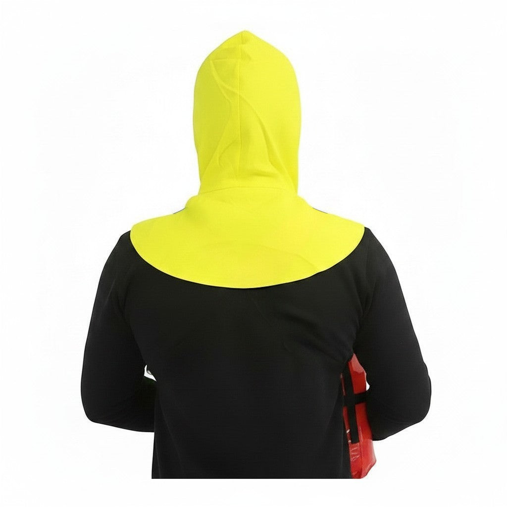 Persona con capucha amarilla y uniforme negro portando el equipo de respiración de emergencia GERF SAFETY en la espalda