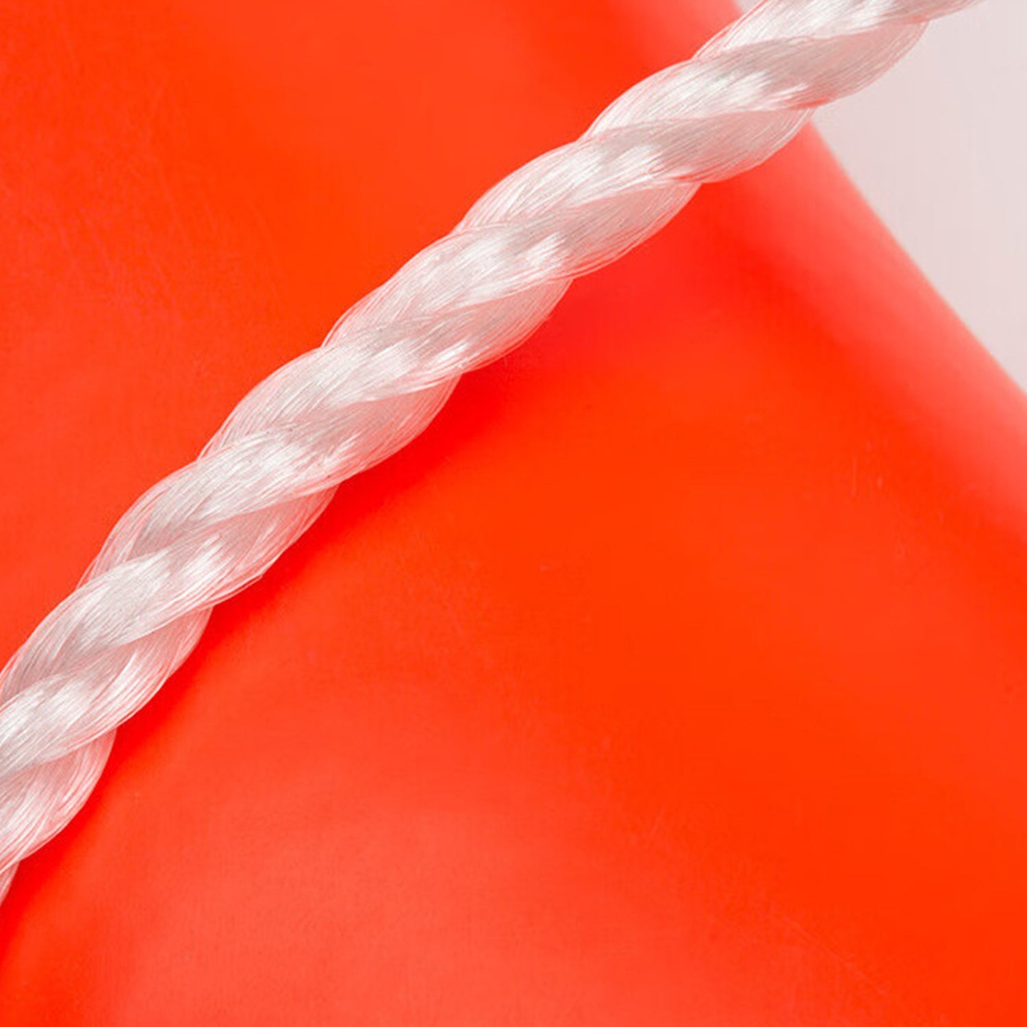 Detalle de cuerda blanca sobre superficie de PVC naranja brillante de aro salvavidas GERF SAFETY de 700 mm