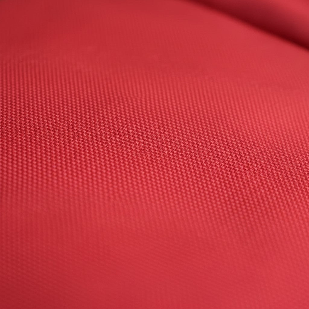 Detalle de la textura del tejido de nailon 1000D ignífugo en color rojo de la bolsa GERF SAFETY para bomberos