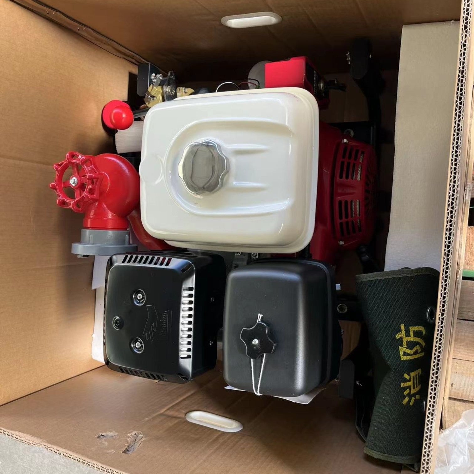 Bomba portátil contra incendios GERF SAFETY con motor Honda GX390 de 13HP, diseño compacto en caja de embalaje.