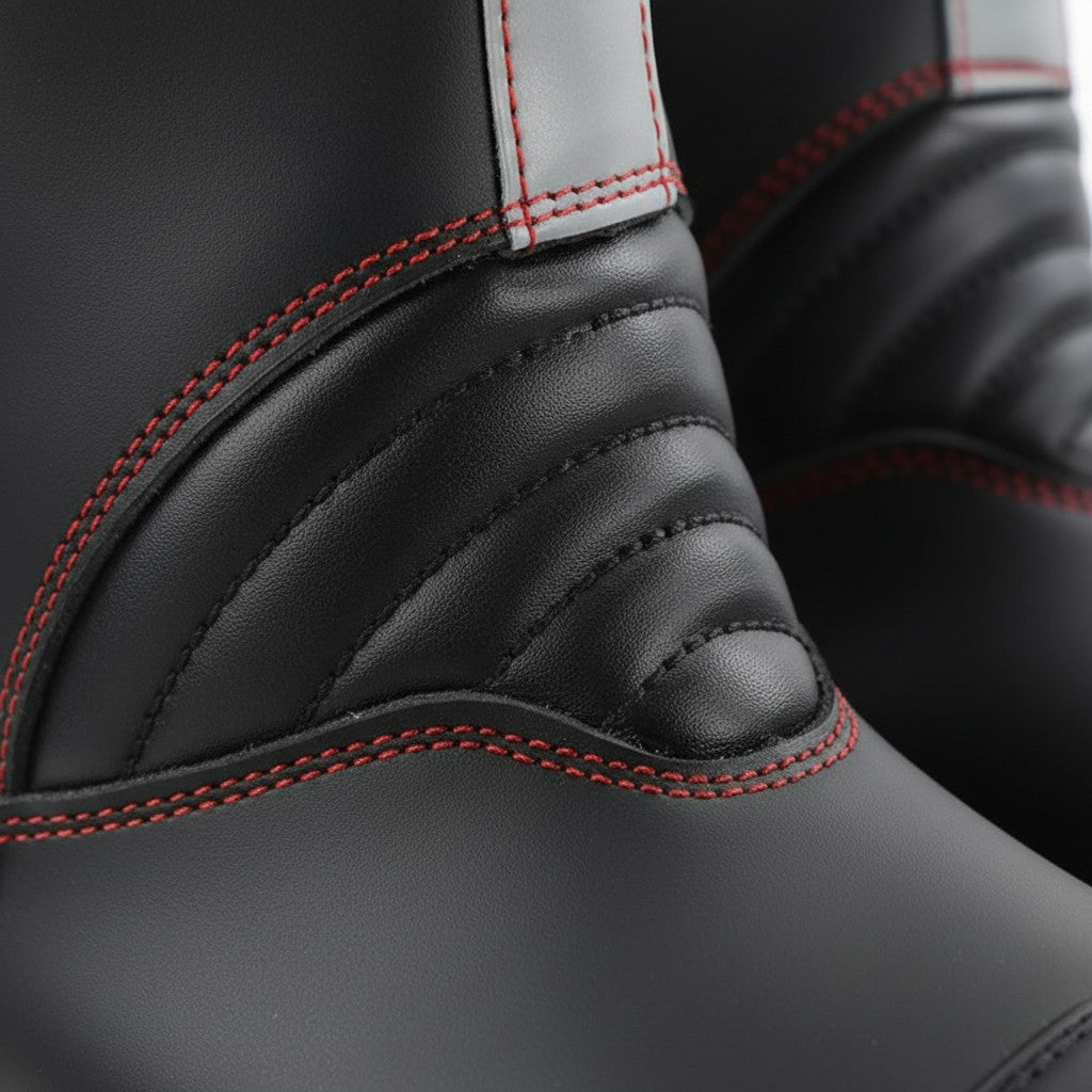 Detalle de bota de bombero GERF SAFETY Ironclad Fire en cuero negro con costuras rojas y banda reflectante gris.