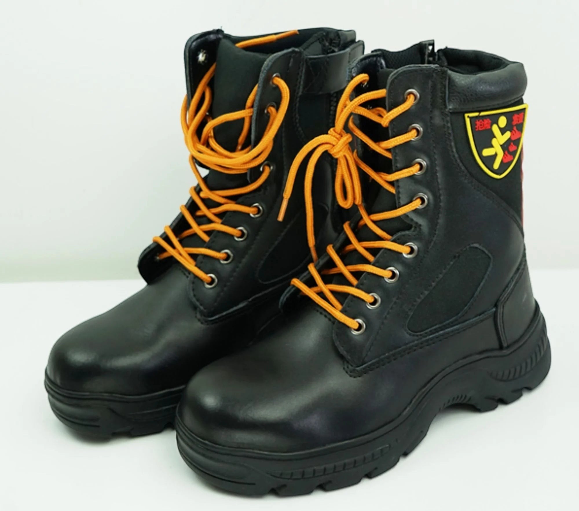 Botas de bombero GERF SAFETY de cuero ignífugo negro con cordones naranjas, punta de acero y suela antideslizante.