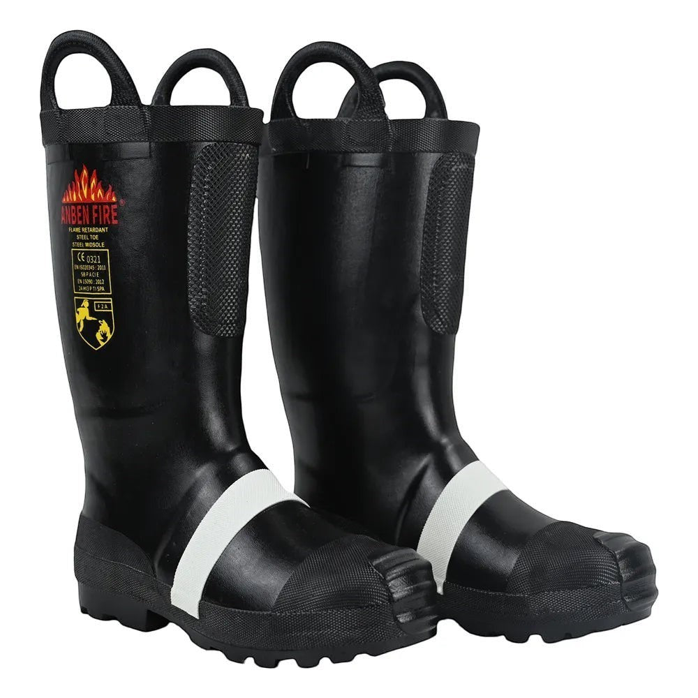 Botas de bombero negras GERF SAFETY con puntera de acero, suela resistente, franjas reflectantes y asas integradas.