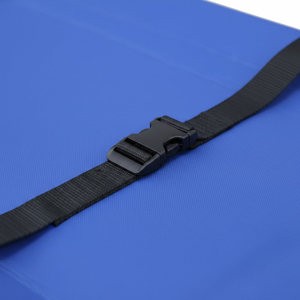 Detalle del cinturón de seguridad negro con hebilla de la camilla plegable de rescate GERF SAFETY en color azul