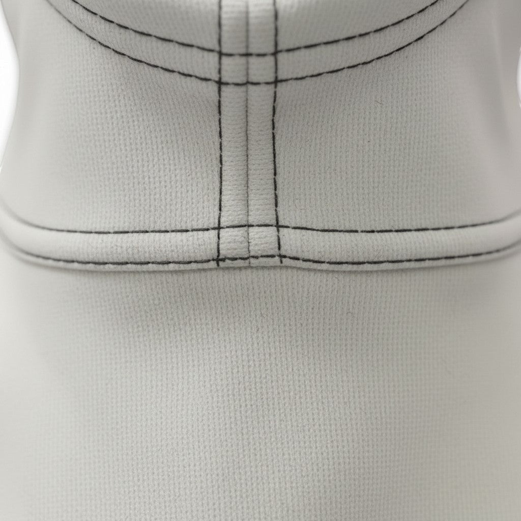Detalle de costuras planas en capucha ignífuga de aramida GERF SAFETY color blanco para protección de bomberos