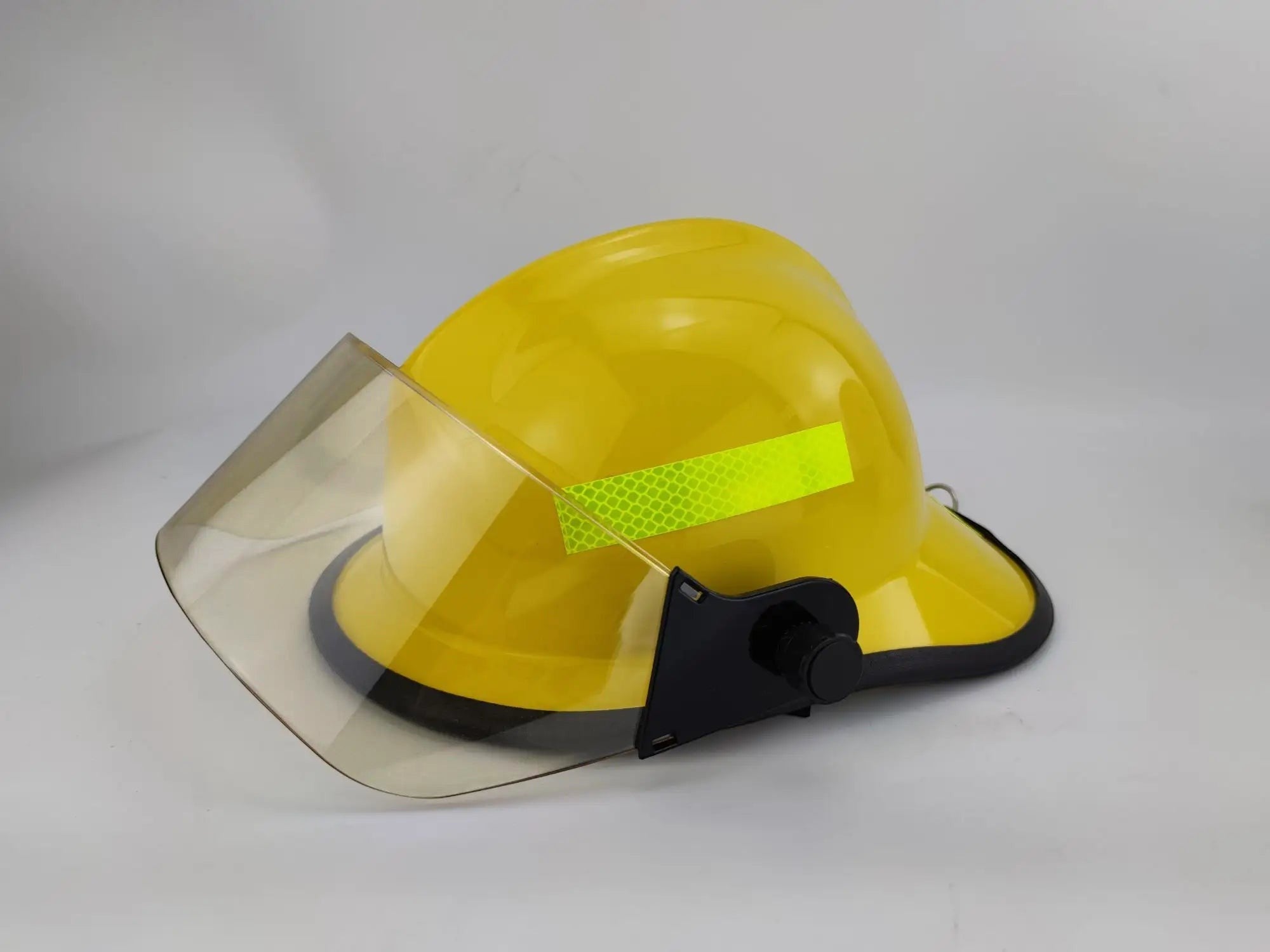 Casco de bombero GERF SAFETY F3 amarillo con visor protector, bandas reflectantes 3M y diseño de perfil bajo.