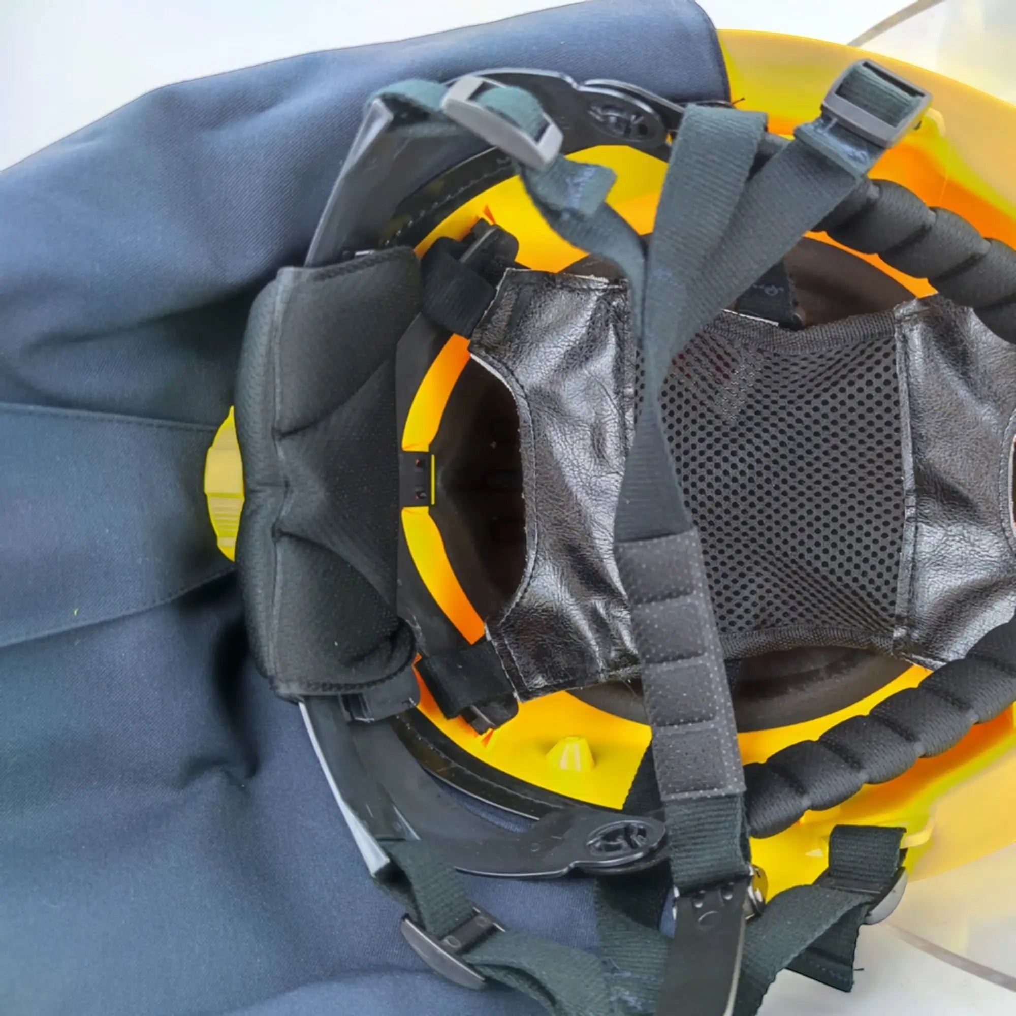 Interior del casco de bombero GERF SAFETY Estilo 17 con forro de aramida, correas ajustables y protector de cuello.