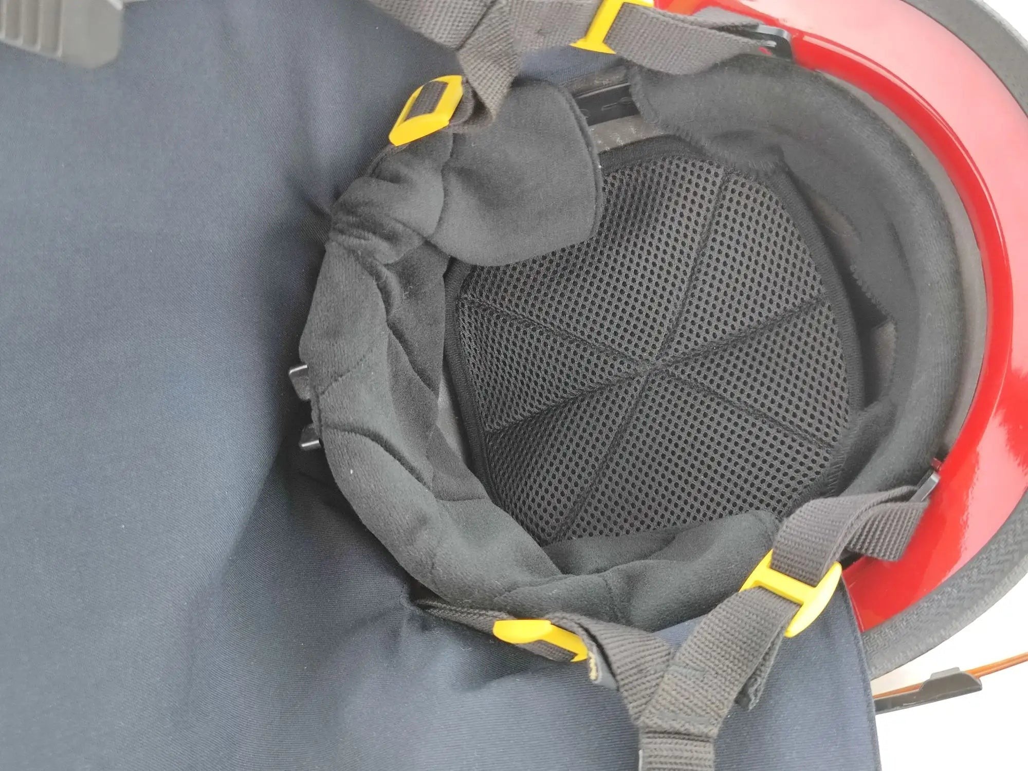 Interior del casco de bombero GERF SAFETY F3 con forro de aramida, espuma EVA y protector de cuello Nomex negro.