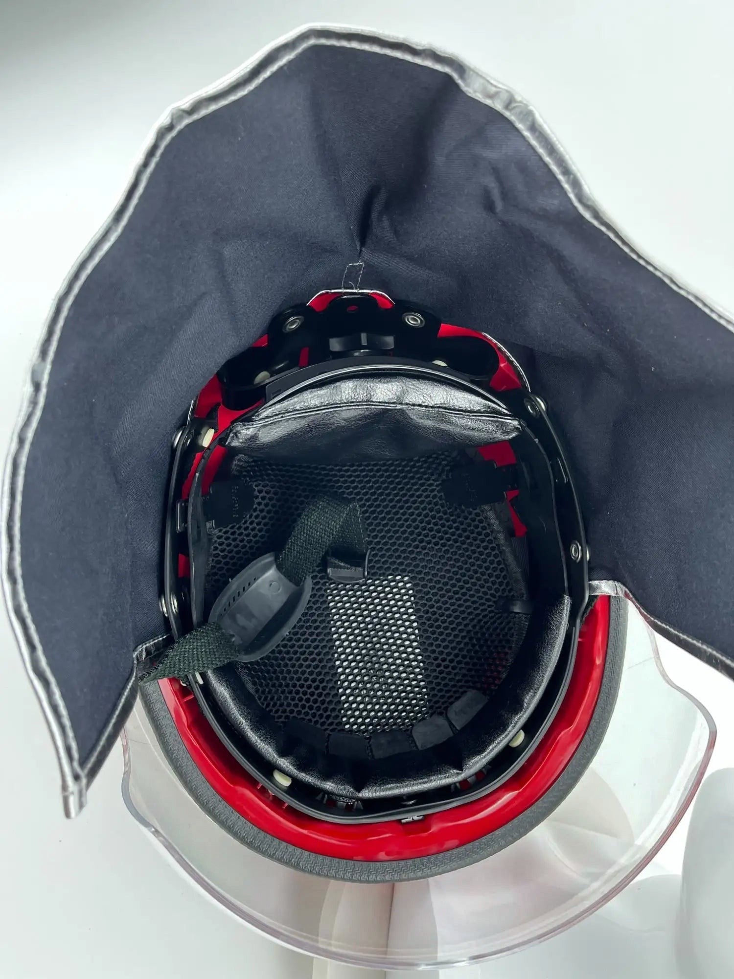 Interior del casco de bombero GERF SAFETY estilo coreano con forro de aramida, visor transparente y protector de cuello.