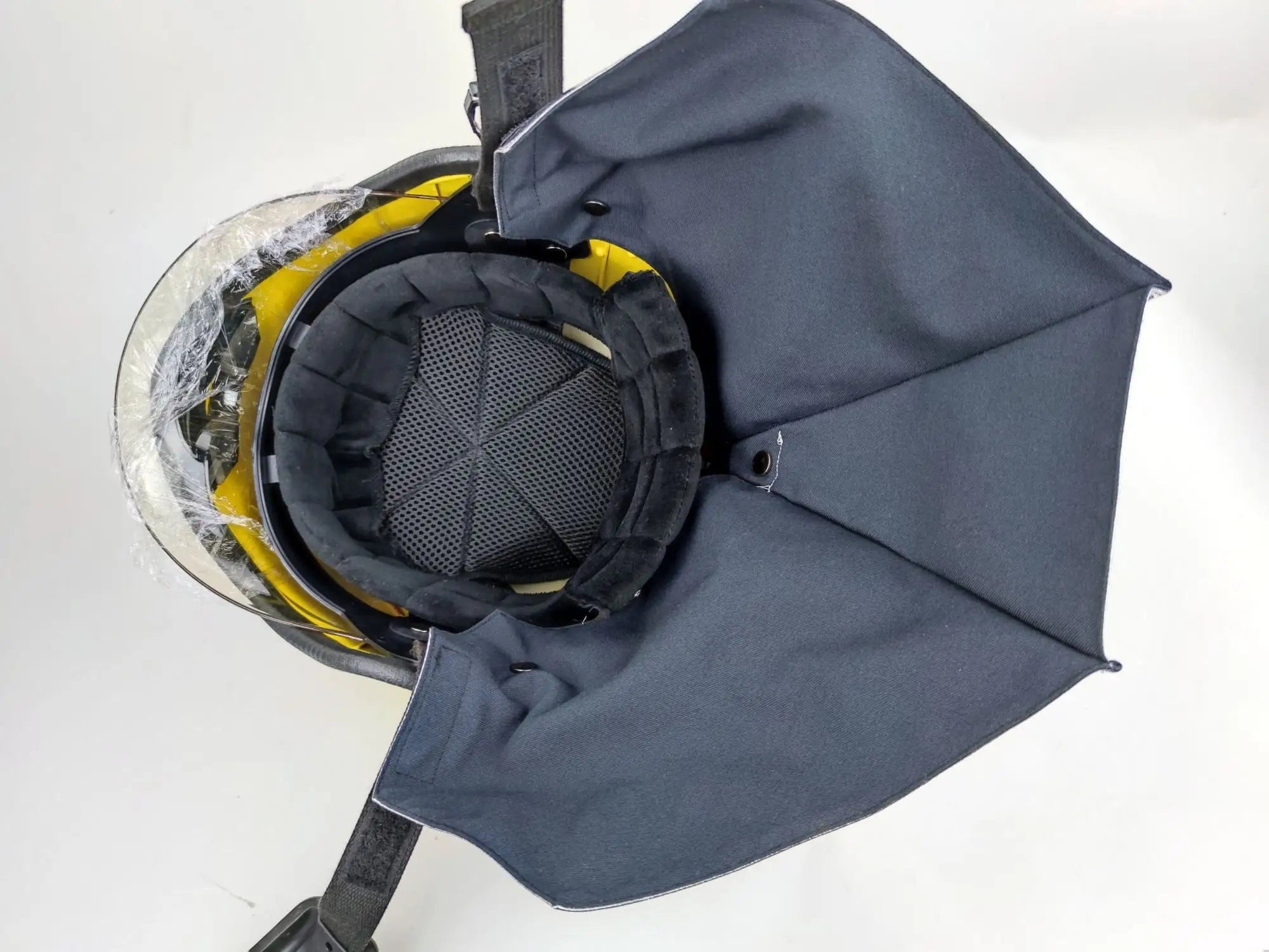 Vista interior del casco de bombero GERF SAFETY 200QA con forro de aramida, espuma EVA y protector de cuello Nomex