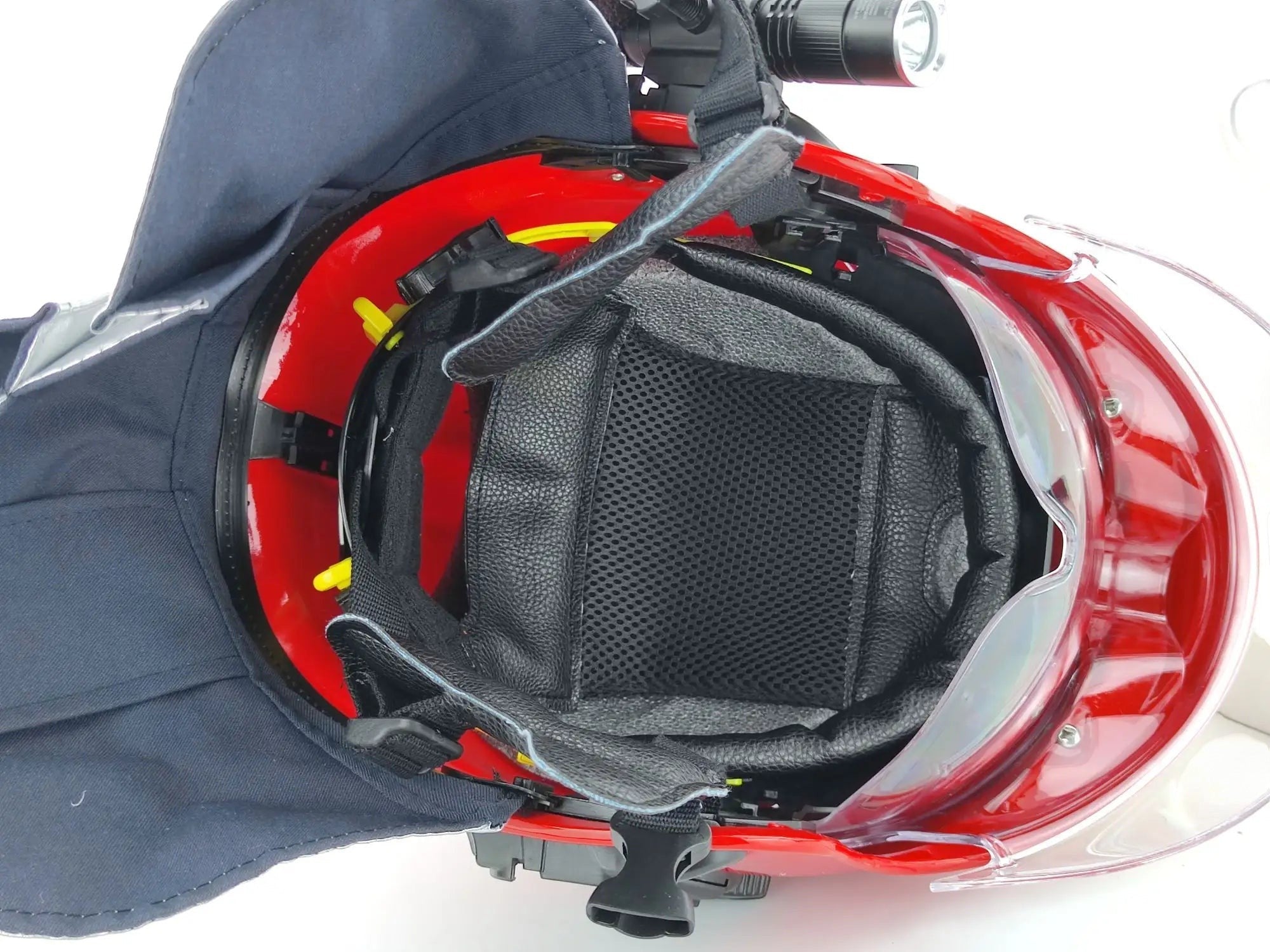Interior del casco de bombero GERF SAFETY con forro de aramida, visor transparente y protector de cuello ignífugo.