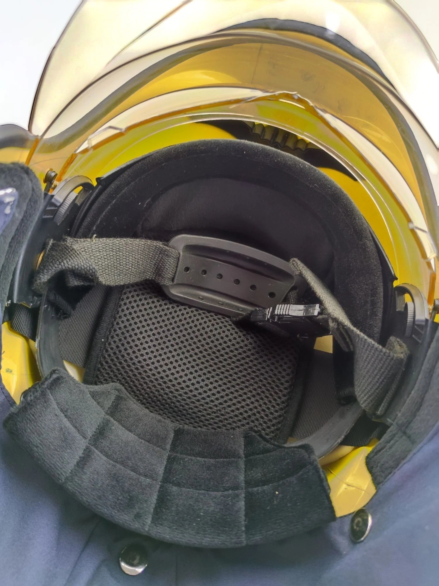 Interior del casco de bombero GERF SAFETY con sistema de suspensión ajustable, forro de aramida y visera doble abatible.
