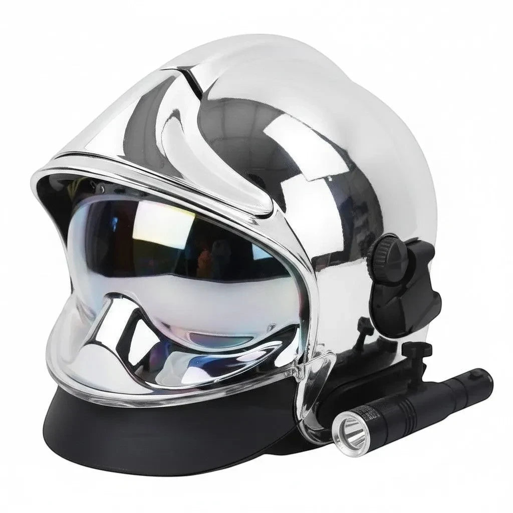 Casco de bombero GERF SAFETY F1AG plateado con visera dorada, carcasa de policarbonato y linterna lateral integrada.