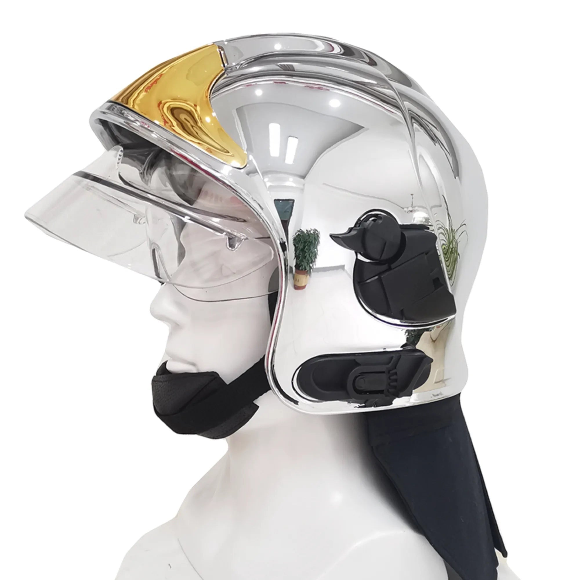 Casco de bombero GERF SAFETY estilo europeo plateado con visor transparente y protector de cuello negro en maniquí