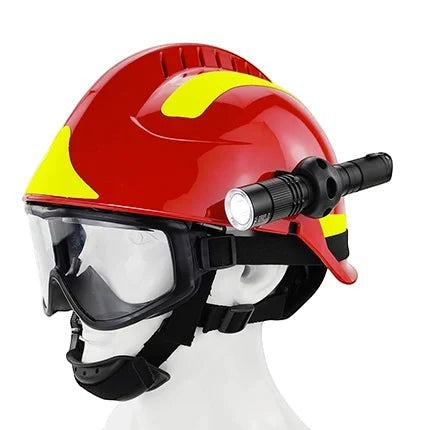 Casco de rescate GERF SAFETY rojo con linterna integrada, gafas de protección y bandas reflectantes amarillas.