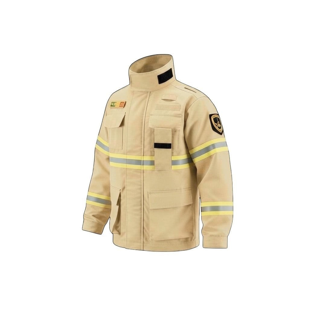 Chaqueta de combate forestal GERF SAFETY en color beige con bandas reflectantes 3M y bolsillos frontales reforzados.