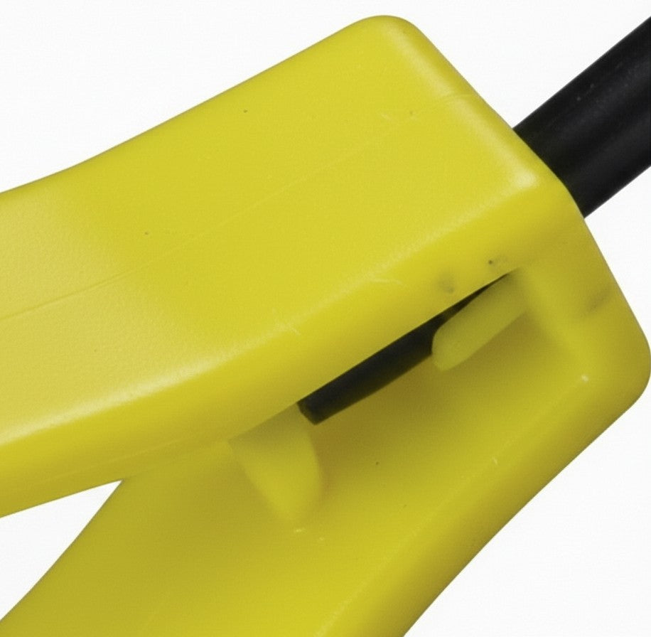 Clip de seguridad GERF SAFETY amarillo dieléctrico para cinturón, ideal para sujetar guantes y gorras de trabajo.