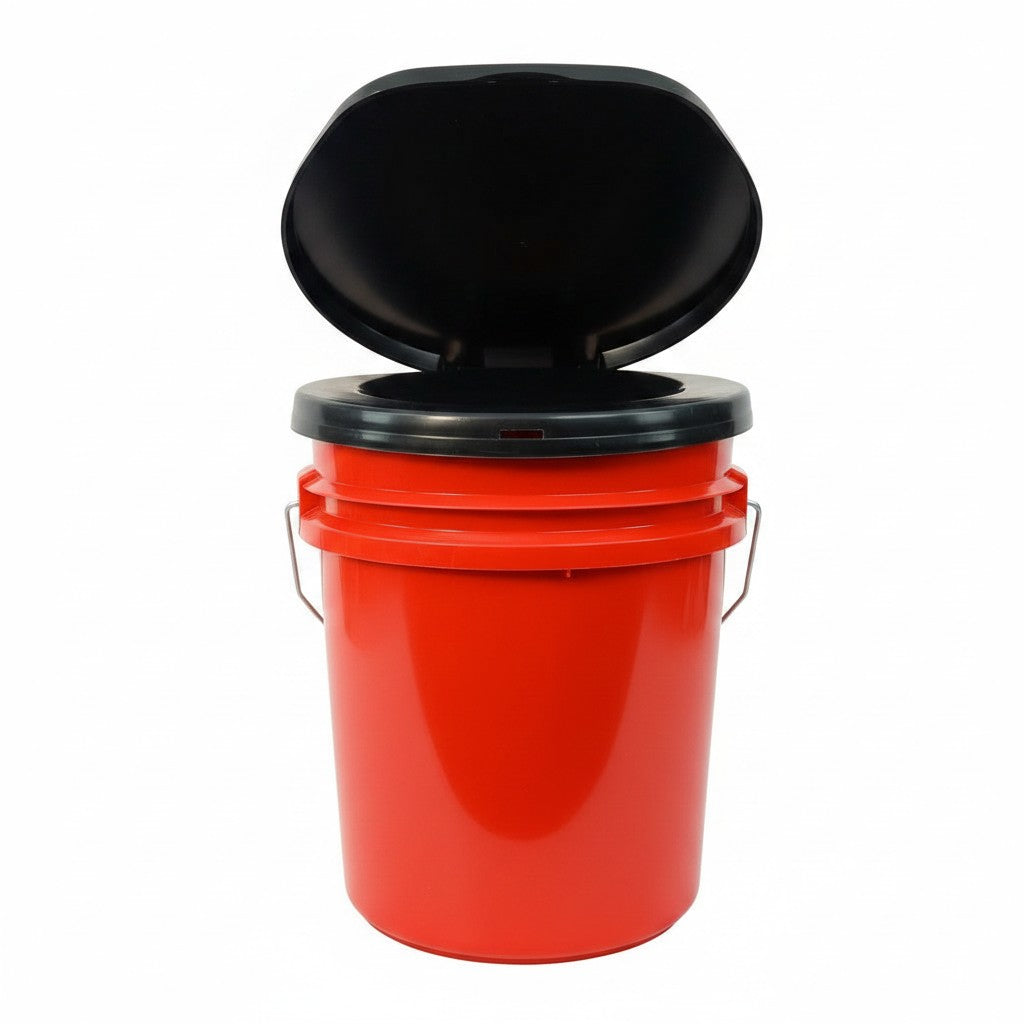 Cubo de inodoro de emergencia GERF SAFETY rojo con tapa negra, diseñado para saneamiento en kits de supervivencia.