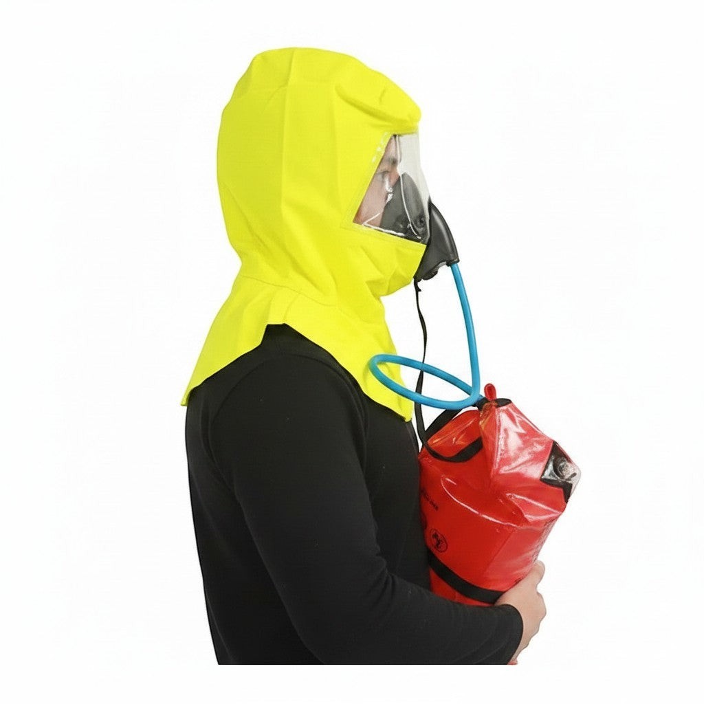 Persona usando GERF SAFETY EEBD con capucha amarilla de alta visibilidad y cilindro de aire de emergencia rojo