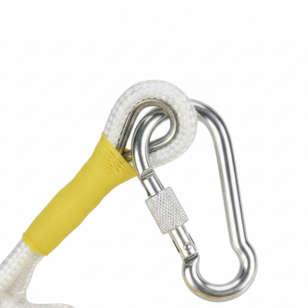 Detalle del gancho de anclaje metálico y cuerda de nailon blanca con peldaños amarillos de la escalera GERF SAFETY
