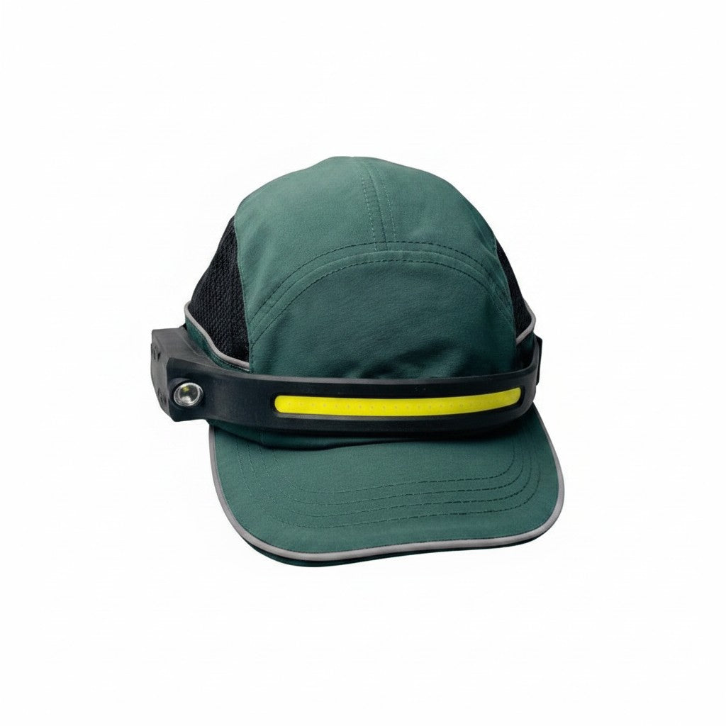 Gorra técnica verde GERF SAFETY con linterna frontal LED recargable integrada de 230 grados para trabajo nocturno.