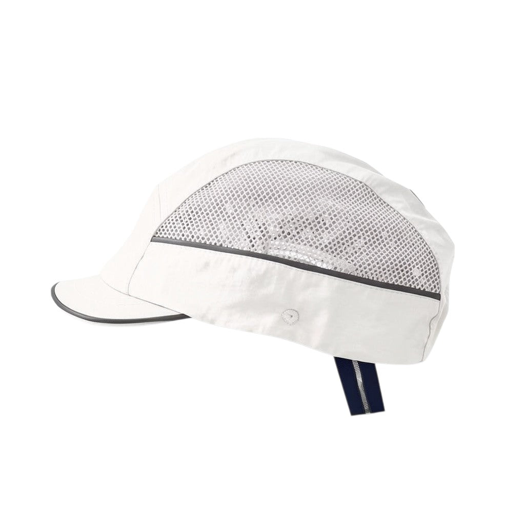 Gorra de seguridad GERF SAFETY blanca con paneles de malla hiperventilada, visera corta y bandas reflectantes.