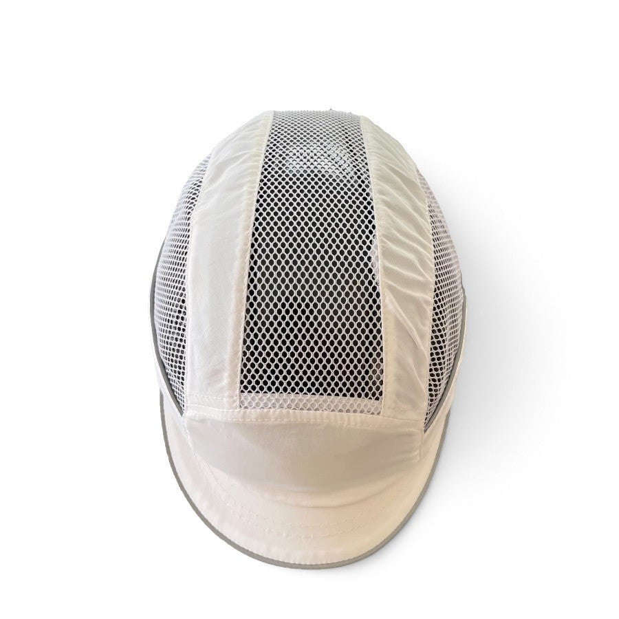 Gorra de seguridad GERF SAFETY Bump Cap Air Stream blanca con malla ventilada, visera corta y bandas reflectantes.