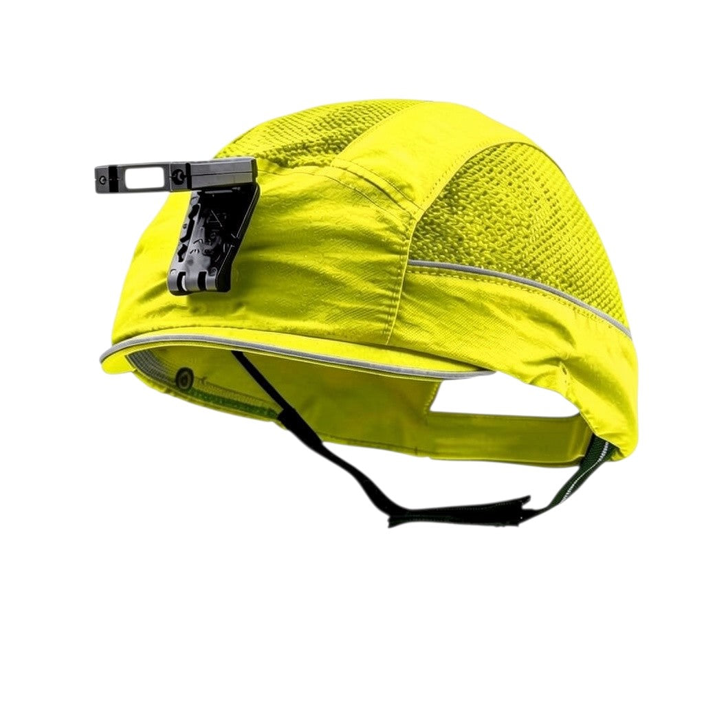 Gorra de seguridad GERF SAFETY Bump Cap amarilla con luz LED recargable, visera corta y ventilación AIR STREAM.