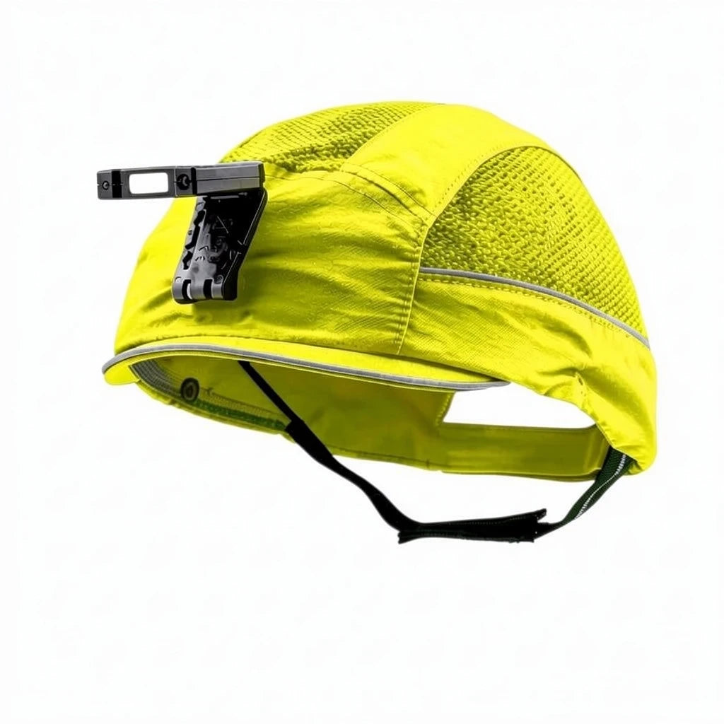 Gorra de seguridad GERF SAFETY amarilla con luz LED recargable, visera corta y ventilación para protección industrial.