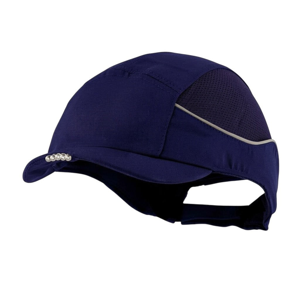 Gorra de seguridad GERF SAFETY azul marino con luz LED integrada, visera corta de 3 cm y bandas reflectantes laterales.