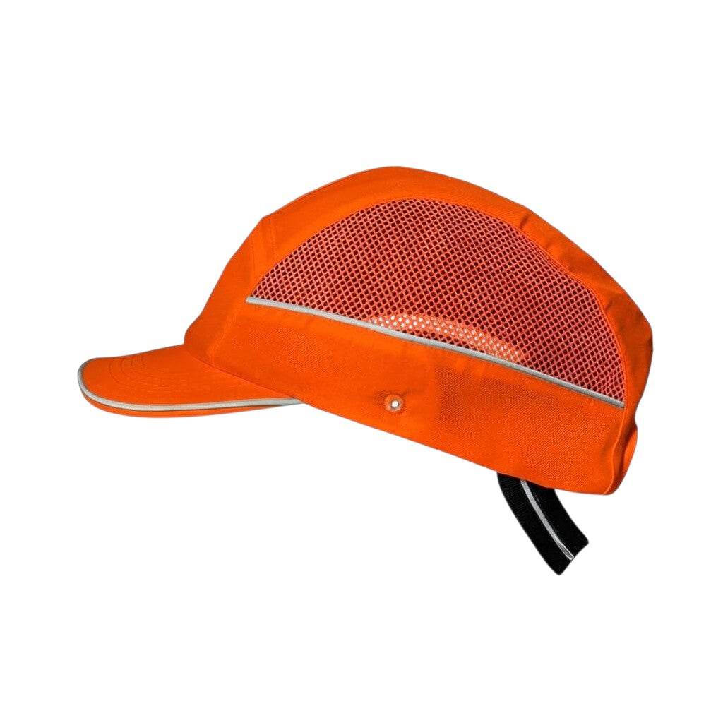 Gorra de seguridad naranja GERF SAFETY con visera de 5 cm, bandas reflectantes y malla de ventilación lateral.
