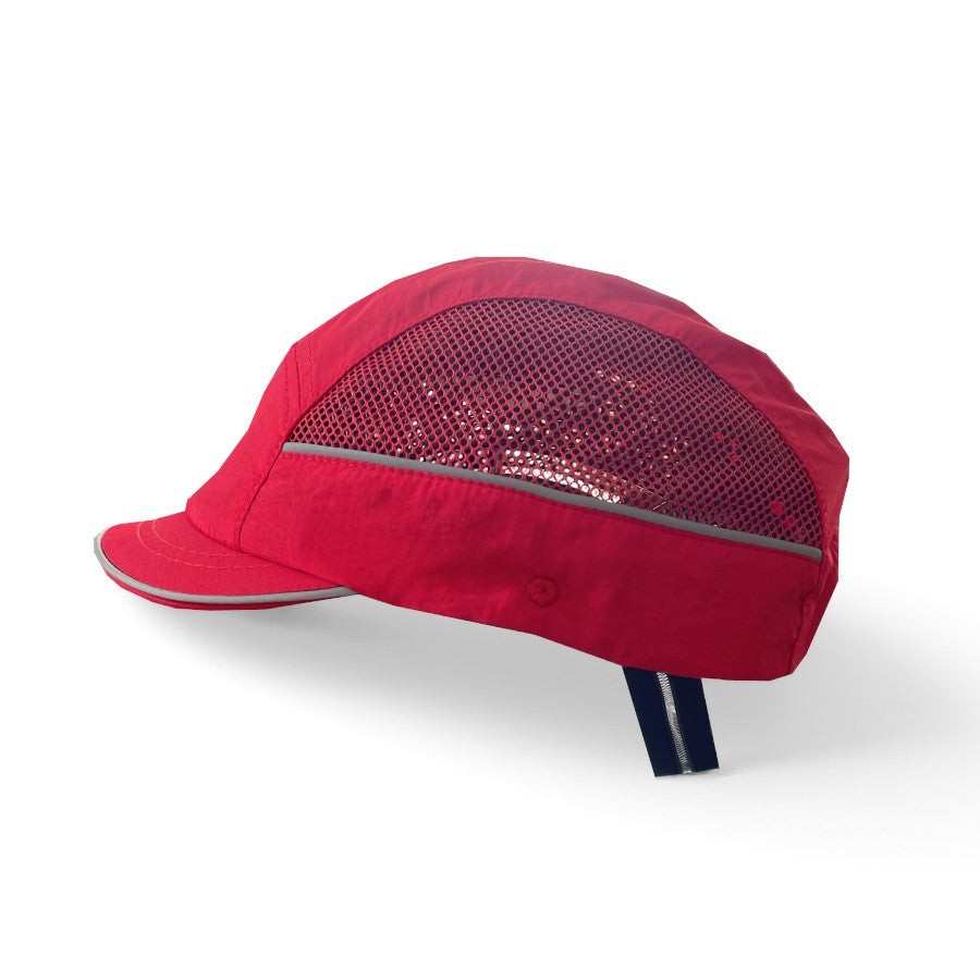 Gorra de seguridad GERF SAFETY roja con visera corta, paneles de malla hiperventilada y bandas reflectantes laterales.