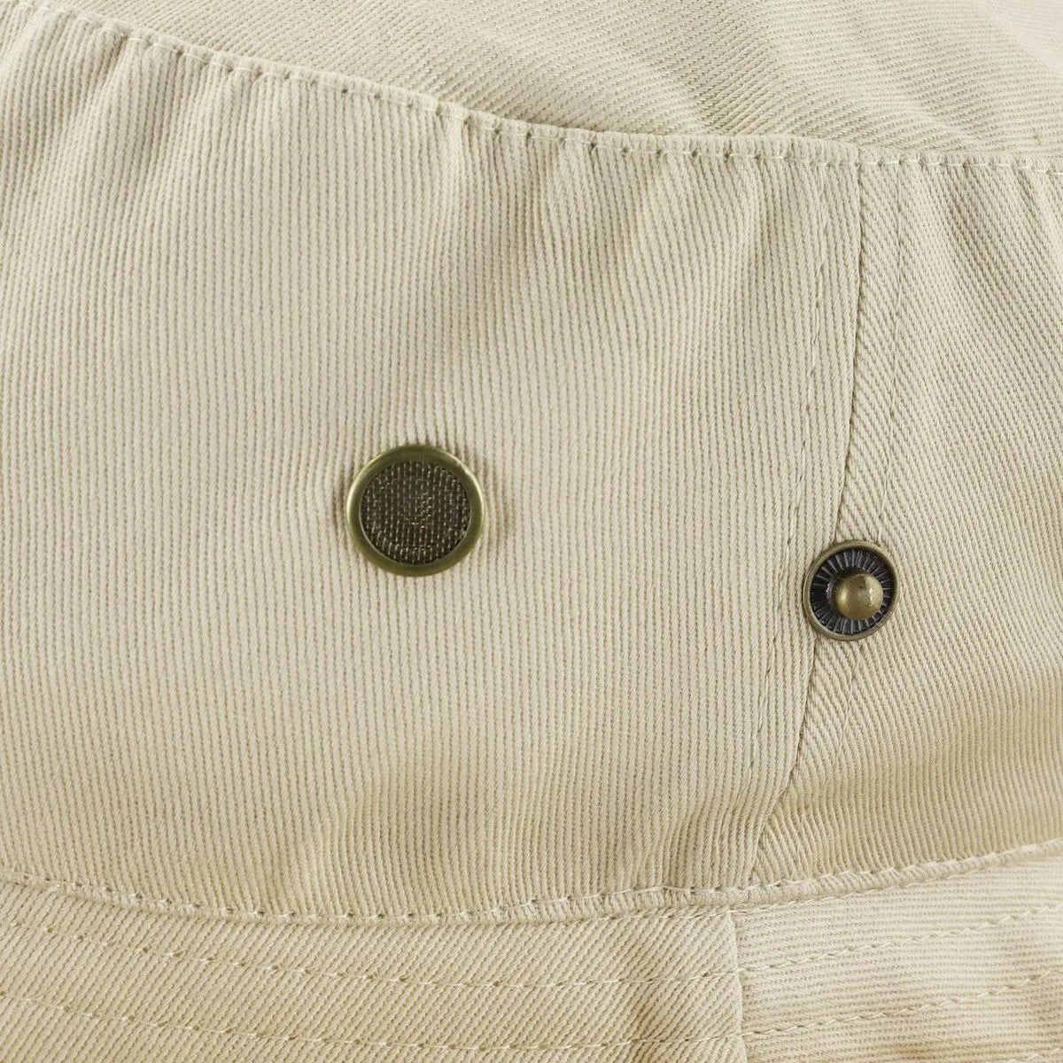Detalle de gorro tipo pescador GERF SAFETY color beige en tela ripstop con broches laterales metálicos reforzados.