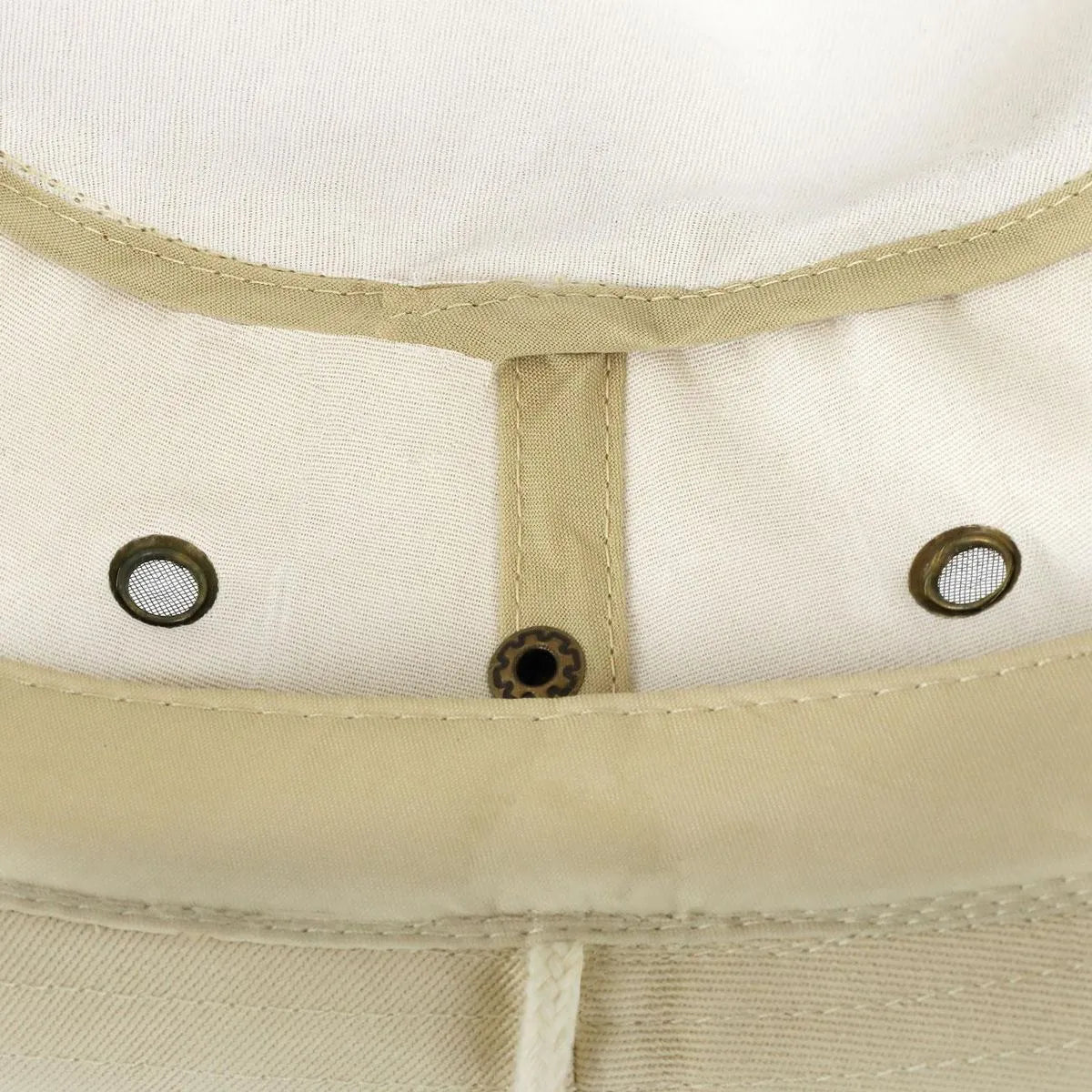 Detalle interior de gorro pescador GERF SAFETY beige de algodón con ojales de ventilación y costuras reforzadas