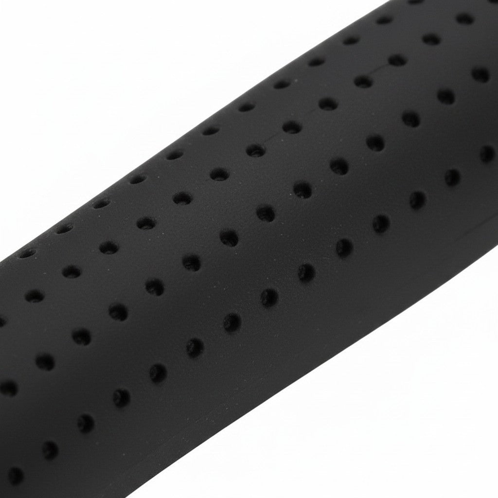 Detalle del mango de goma antideslizante negro con textura perforada del hacha de cinturón GERF SAFETY