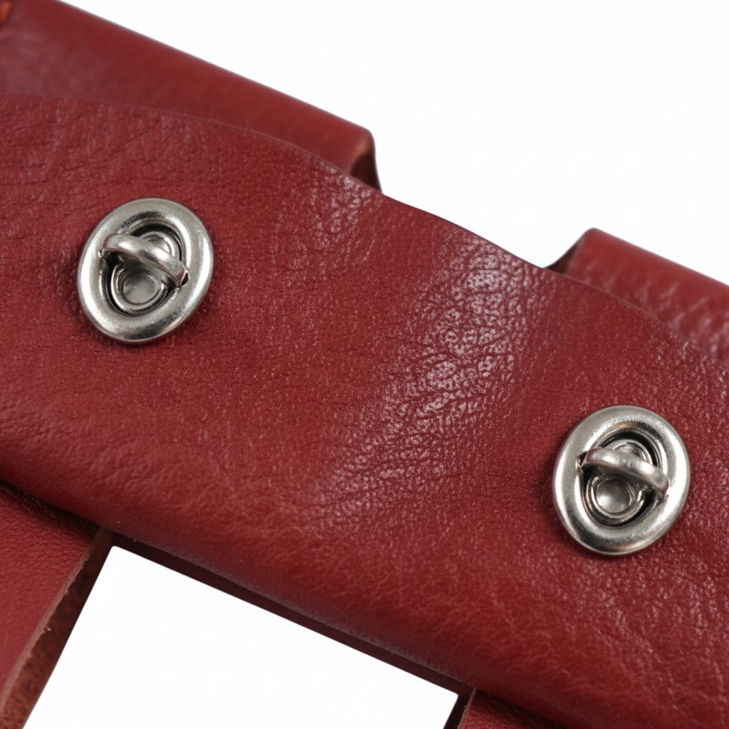 Detalle de cierre metálico en funda de cuero sintético rojo para hacha multifuncional GERF SAFETY