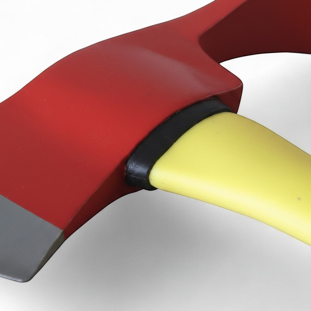 Detalle de cabeza de hacha Pulaski GERF SAFETY roja con mango de fibra de vidrio amarillo para bomberos forestales