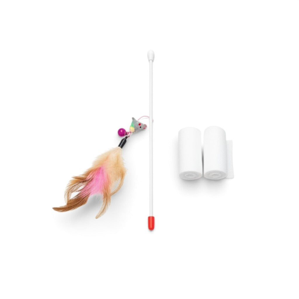 Juguete de varita con plumas y rollos de vendaje del kit de emergencia para gatos GERF SAFETY sobre fondo blanco