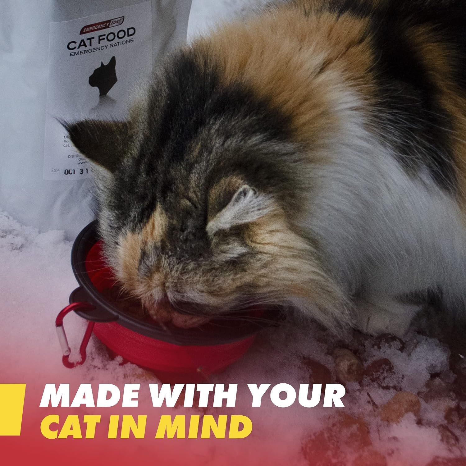 Gato tricolor comiendo de un cuenco rojo del kit de emergencia GERF SAFETY sobre una superficie nevada