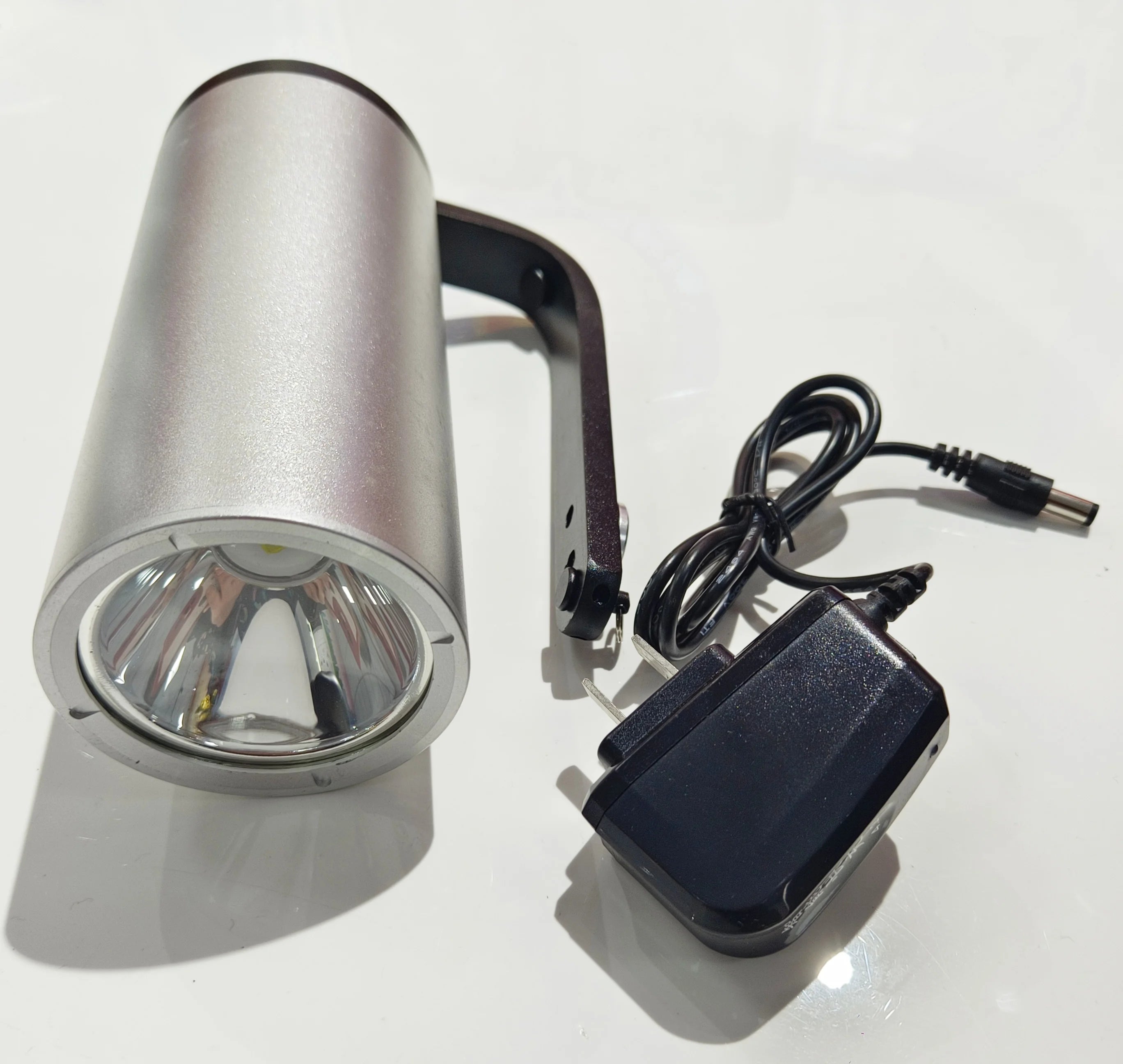 Linterna industrial GERF SAFETY a prueba de explosiones, color plateado, fabricada en aluminio con cargador incluido.