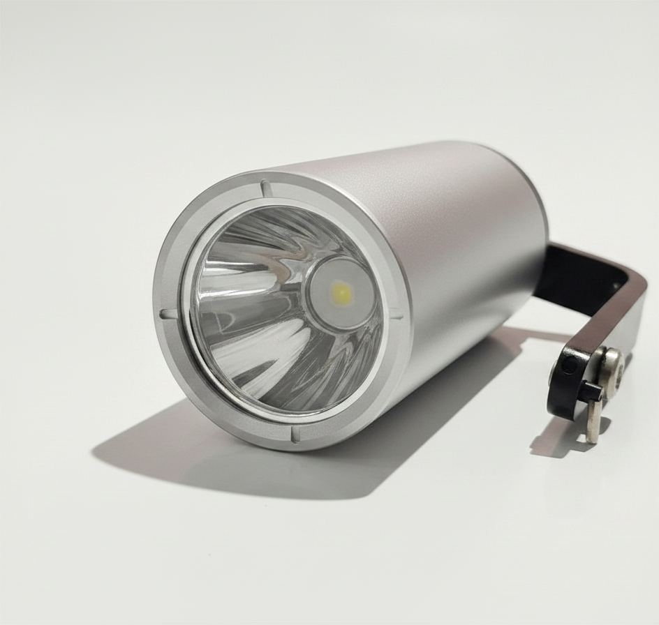 Linterna portátil GERF SAFETY de 9W LED, color plateado, fabricada en aleación de aluminio a prueba de explosiones.