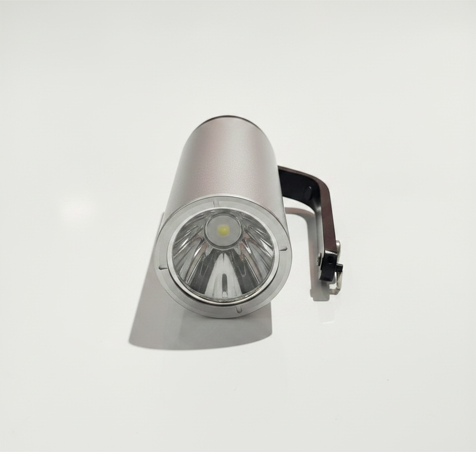 Linterna industrial GERF SAFETY de 9W LED, color plateado, fabricada en aluminio resistente a explosiones.