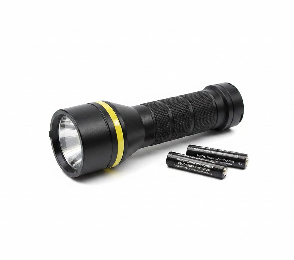 Linterna LED negra de GERF SAFETY con detalle amarillo, junto a dos pilas, ideal para kits de emergencia.