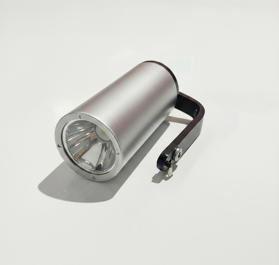 Linterna industrial GERF SAFETY de 9W LED plateada, fabricada en aluminio resistente a explosiones y con asa lateral.
