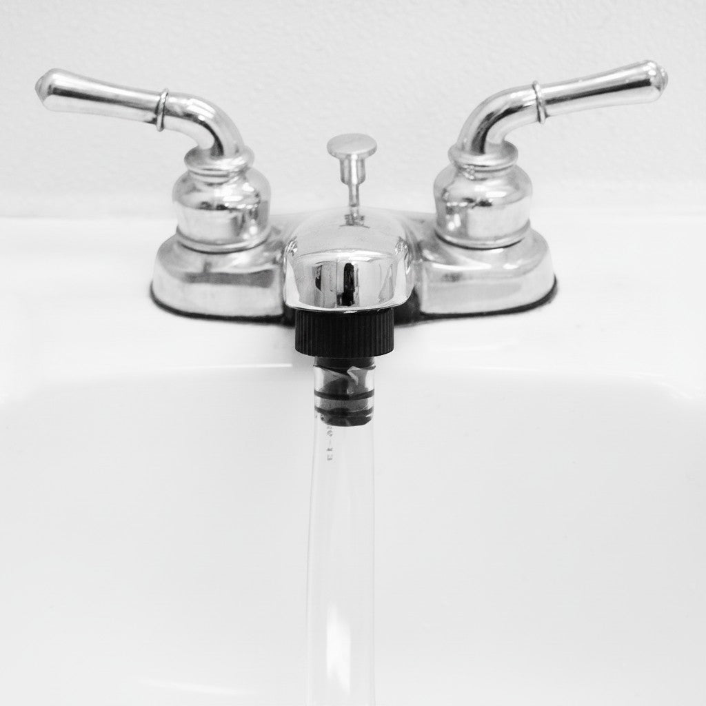 Manguera de llenado conectada a un grifo de lavabo para el sistema de almacenamiento de agua GERF SAFETY