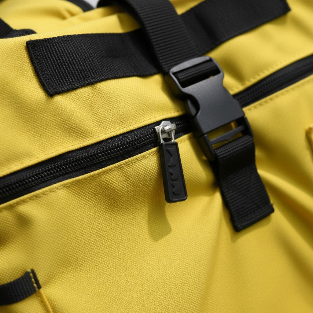 Detalle de mochila extintora GERF SAFETY amarilla de PVC con cremallera negra y hebilla de seguridad resistente