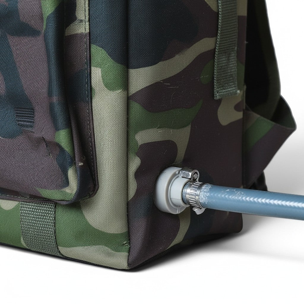 Detalle de la conexión de manguera en mochila extintora GERF SAFETY de lona y ABS con estampado de camuflaje
