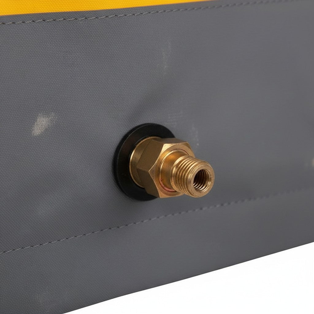 Detalle de la conexión roscada de bronce en mochila extintora GERF SAFETY de PVC gris y amarillo para incendios